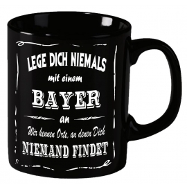 Bayern Becher ! Lege Dich niemals mit einem Bayer an ! Wir kennen Orte an denen Dich niemand findet ! coole-fun-t-shirts Becher schwarz Kaffeetasse Tasse