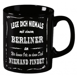 Berliner Becher ! Lege Dich niemals mit einem Berliner an ! Wir kennen Orte an denen Dich niemand findet ! coole-fun-t-shirts Becher schwarz Kaffeetasse Tasse